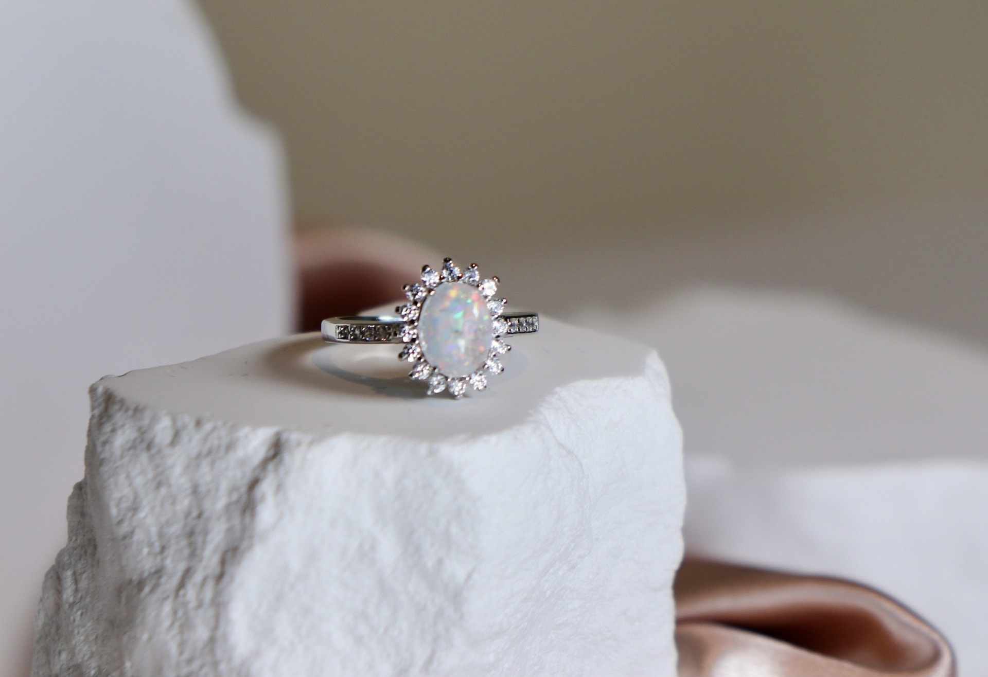 Everclose Signature Halo Ring